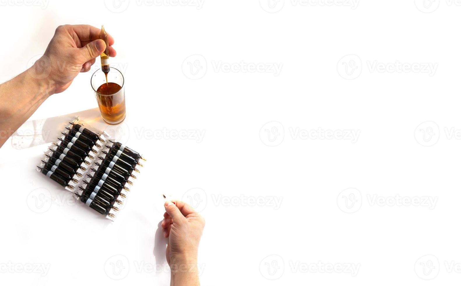 groupe d'ampoules avec un médicament transparent en laboratoire médical. beaucoup d'ampoules sur fond clair. photo