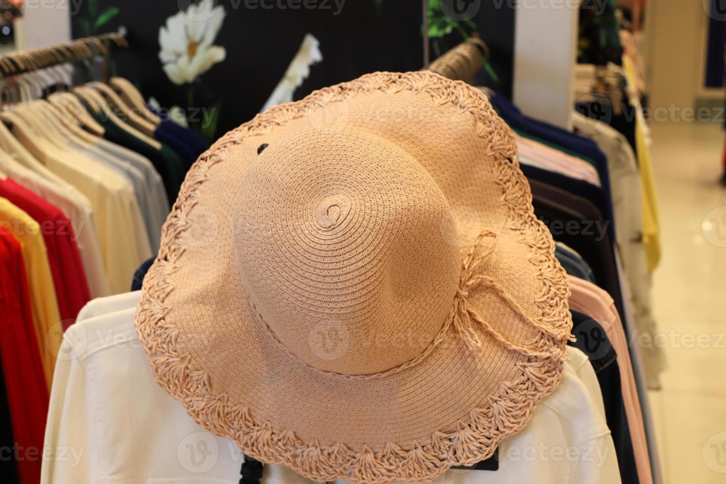 un chapeau de femme est vendu dans une boutique en israël. photo