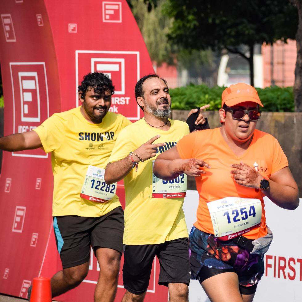 new delhi, inde - 16 octobre 2022 - course de semi-marathon vedanta delhi après covid dans laquelle les participants au marathon sont sur le point de franchir la ligne d'arrivée, semi-marathon de delhi 2022 photo