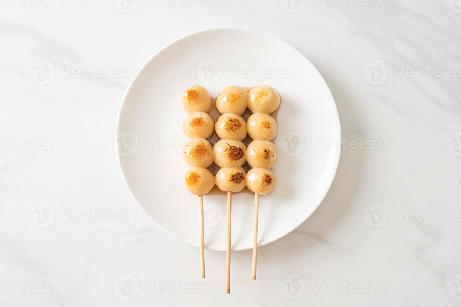 mitarashi dango. boulette dans une sauce soja sucrée photo