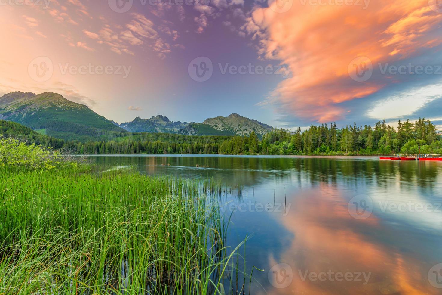 paysage de coucher de soleil d'automne avec lac de montagne paisible et tranquille. calme nature en automne. lever du soleil sur le lac brumeux avec feuillage d'automne et montagnes, ciel de nuages incroyable. feuillage de la nature fantastique photo