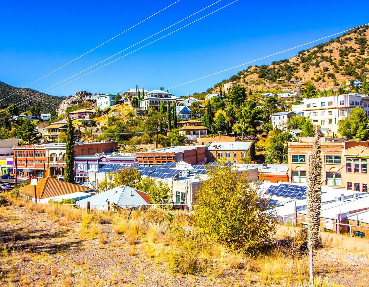 le centre-ville et les pentes des immeubles à bisbee, arizona photo