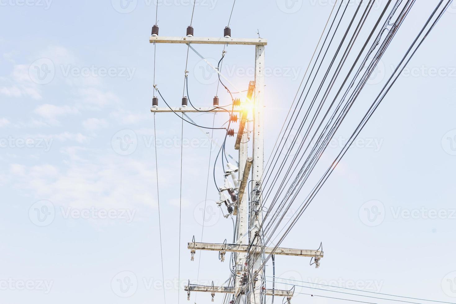 fil haute tension avec un ciel bleu vif. photo