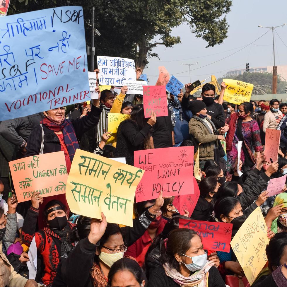 new delhi, inde décembre 25 2021 - delhi enseignants invités contractuels avec des affiches, des drapeaux et des graffitis protestant contre le gouvernement aap de delhi pour avoir élaboré une politique, les enseignants invités de delhi protestant photo