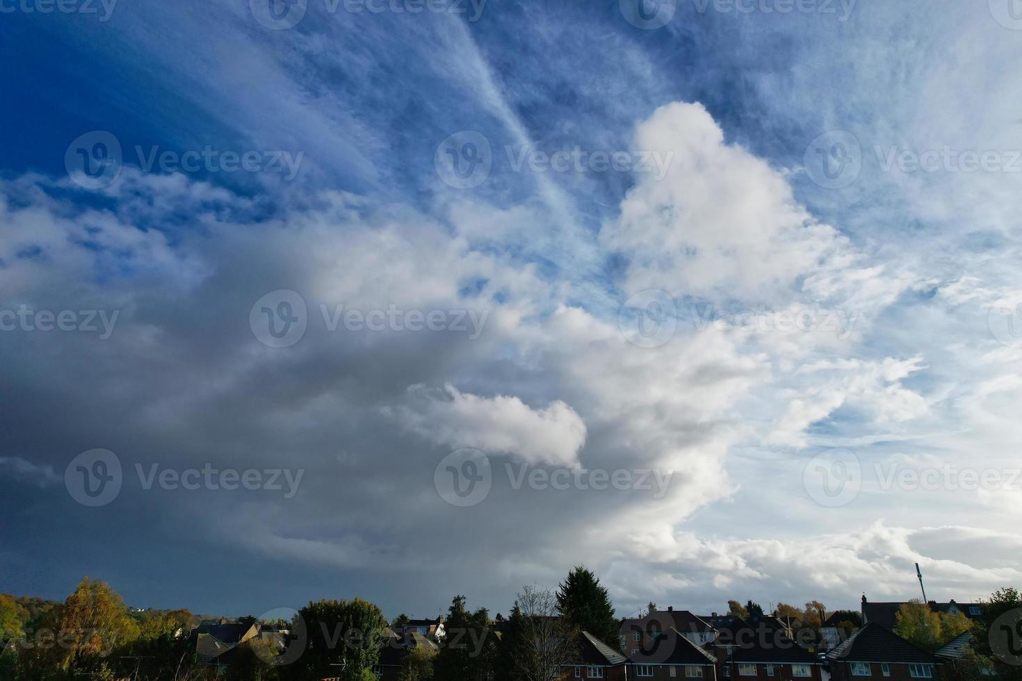 les plus beaux nuages se déplaçant sur la ville britannique d'angleterre photo