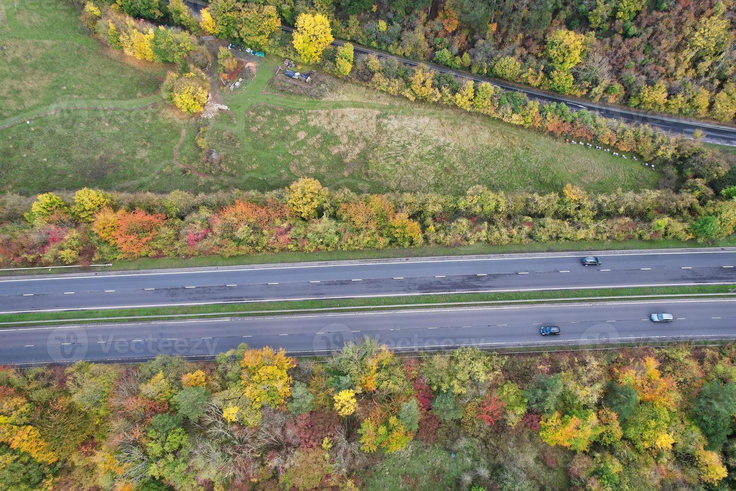 autoroutes britanniques, routes et autoroutes traversant la campagne, vue aérienne avec caméra de drone. photo