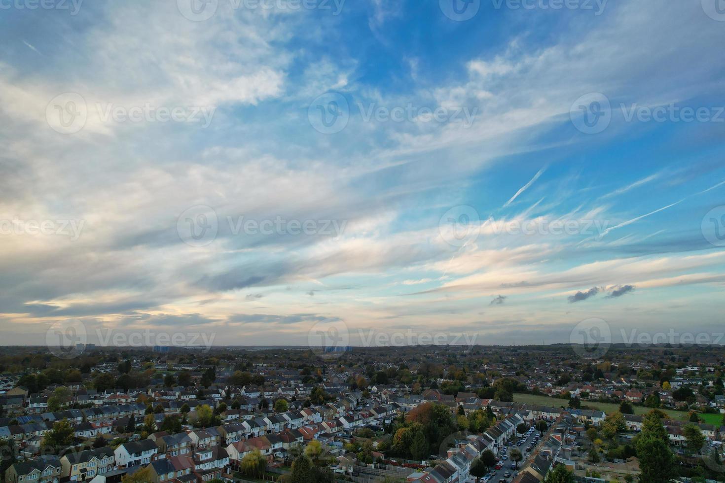 meilleure vue aérienne de la ville de luton en angleterre après le coucher du soleil photo