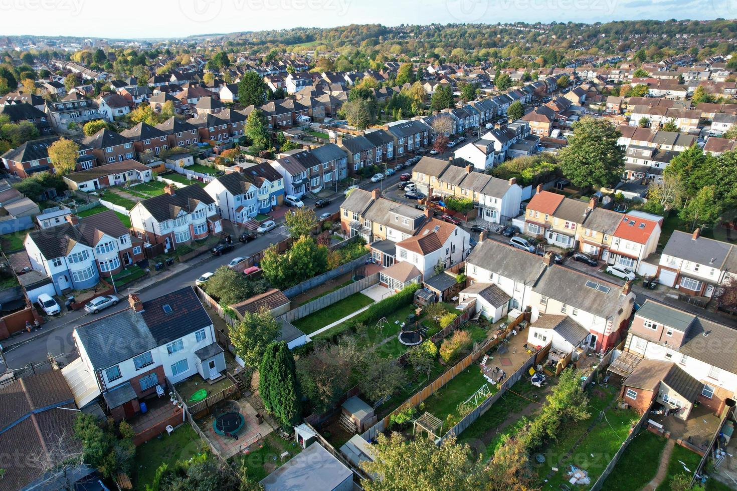 vue aérienne des maisons et des maisons résidentielles britanniques pendant le coucher du soleil photo