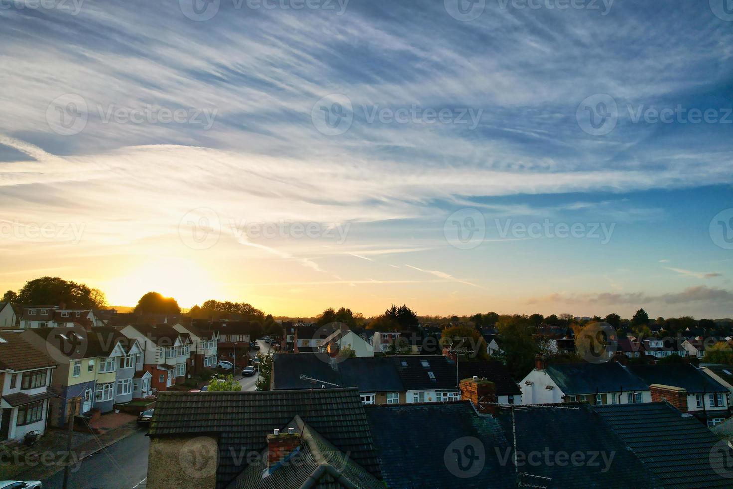 vue aérienne des maisons et des maisons résidentielles britanniques pendant le coucher du soleil photo