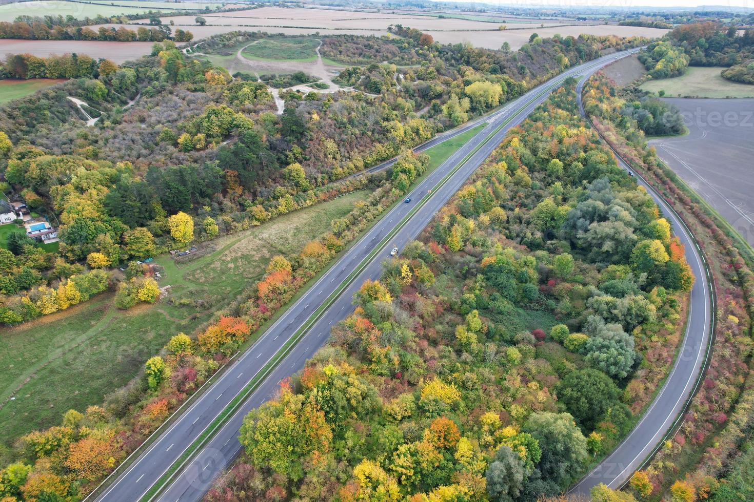 autoroutes britanniques, routes et autoroutes traversant la campagne anglaise. vue aérienne avec la caméra du drone photo