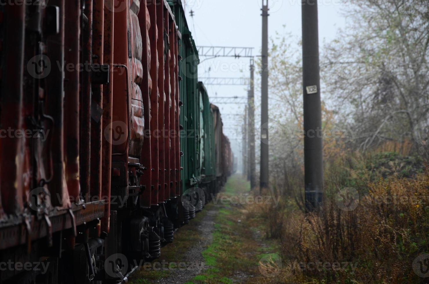 photo du train par temps nuageux pluvieux avec une faible profondeur de champ