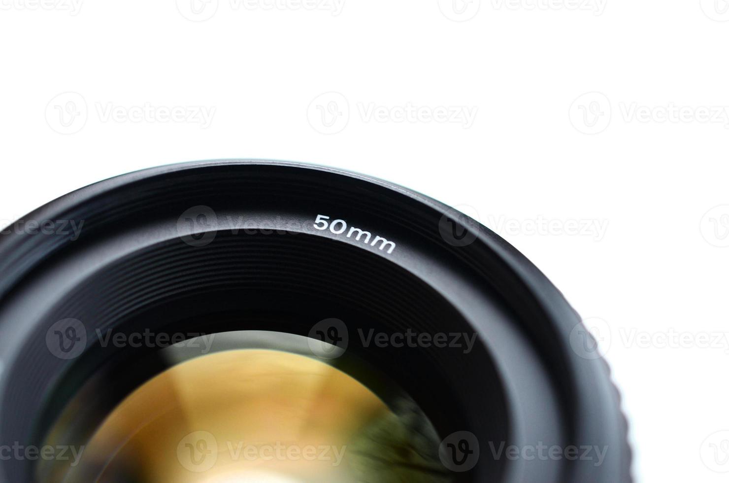 fragment d'un objectif de portrait pour un appareil photo reflex moderne. Une photographie d'un objectif à grande ouverture avec une distance focale de 50 mm isolé sur blanc