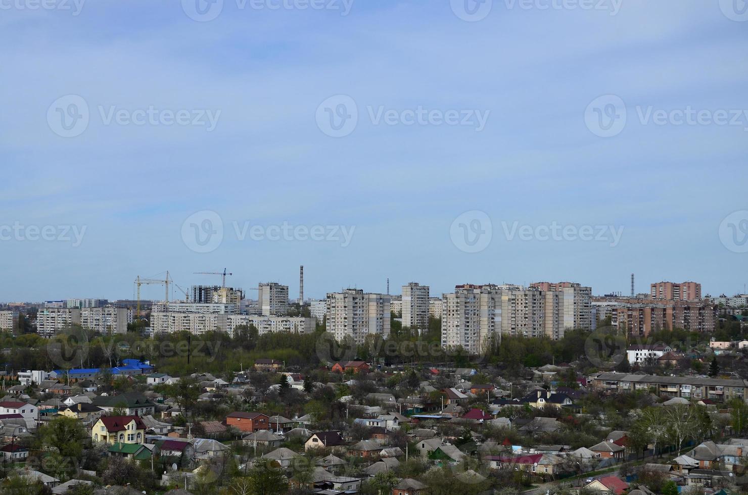 paysage d'un quartier industriel de la ville de kharkov depuis une vue à vol d'oiseau photo