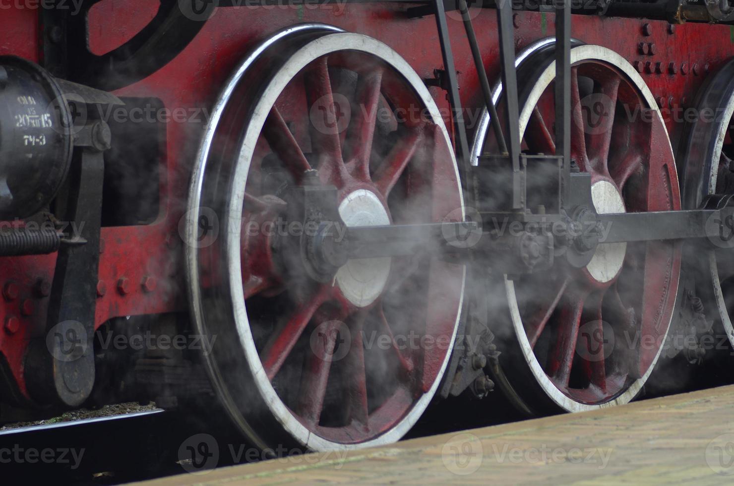 roues rouges du train à vapeur photo