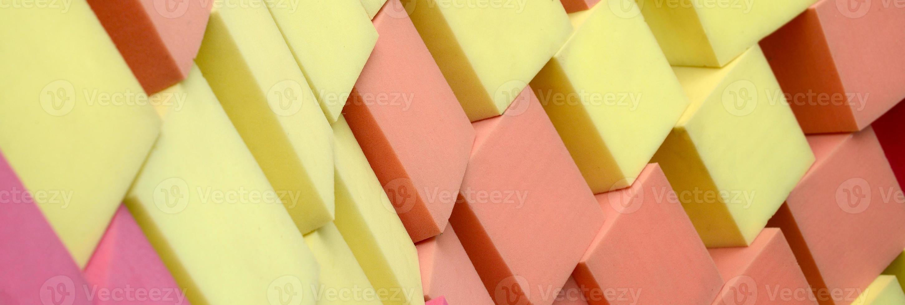 mur de cubes mous paralon dans la piscine sèche, trampoline dans le centre pour enfants photo