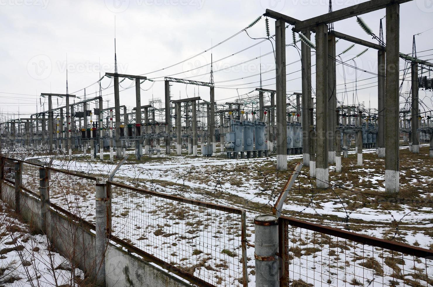 centrale électrique est une station de transformation. beaucoup de câbles, poteaux et fils, transformateurs. électro-énergie. photo