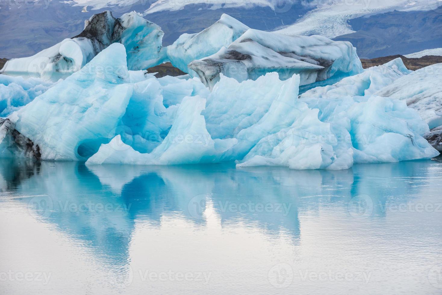 Vue détaillée de l'iceberg dans la lagune de glace - Jokulsarlon, Islande. photo