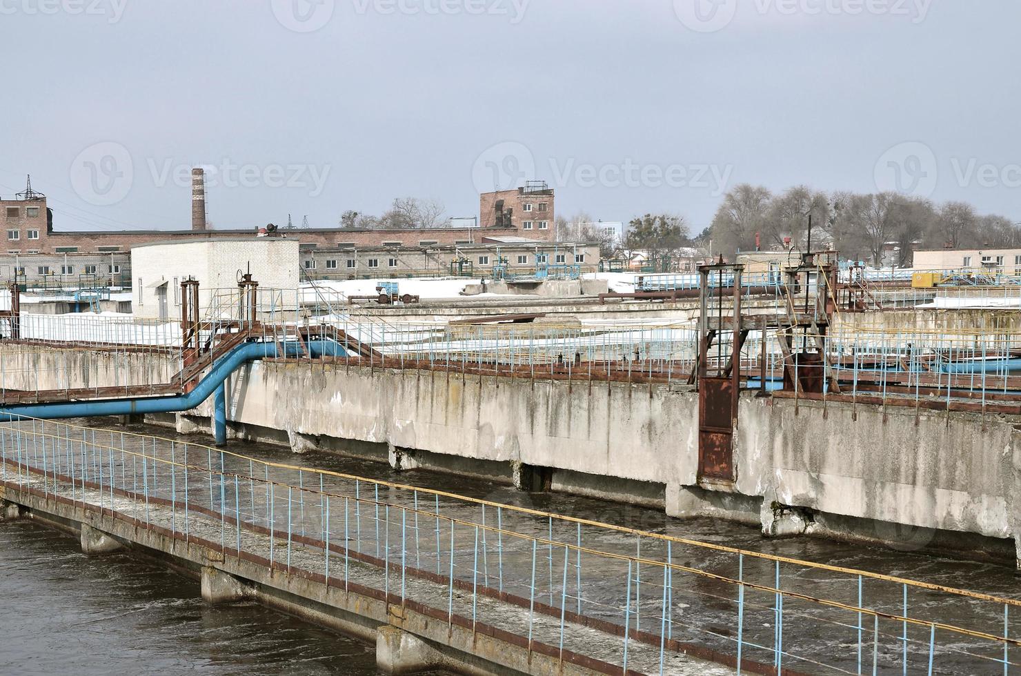 espace industriel avec beaucoup de tuyaux et de communications photo