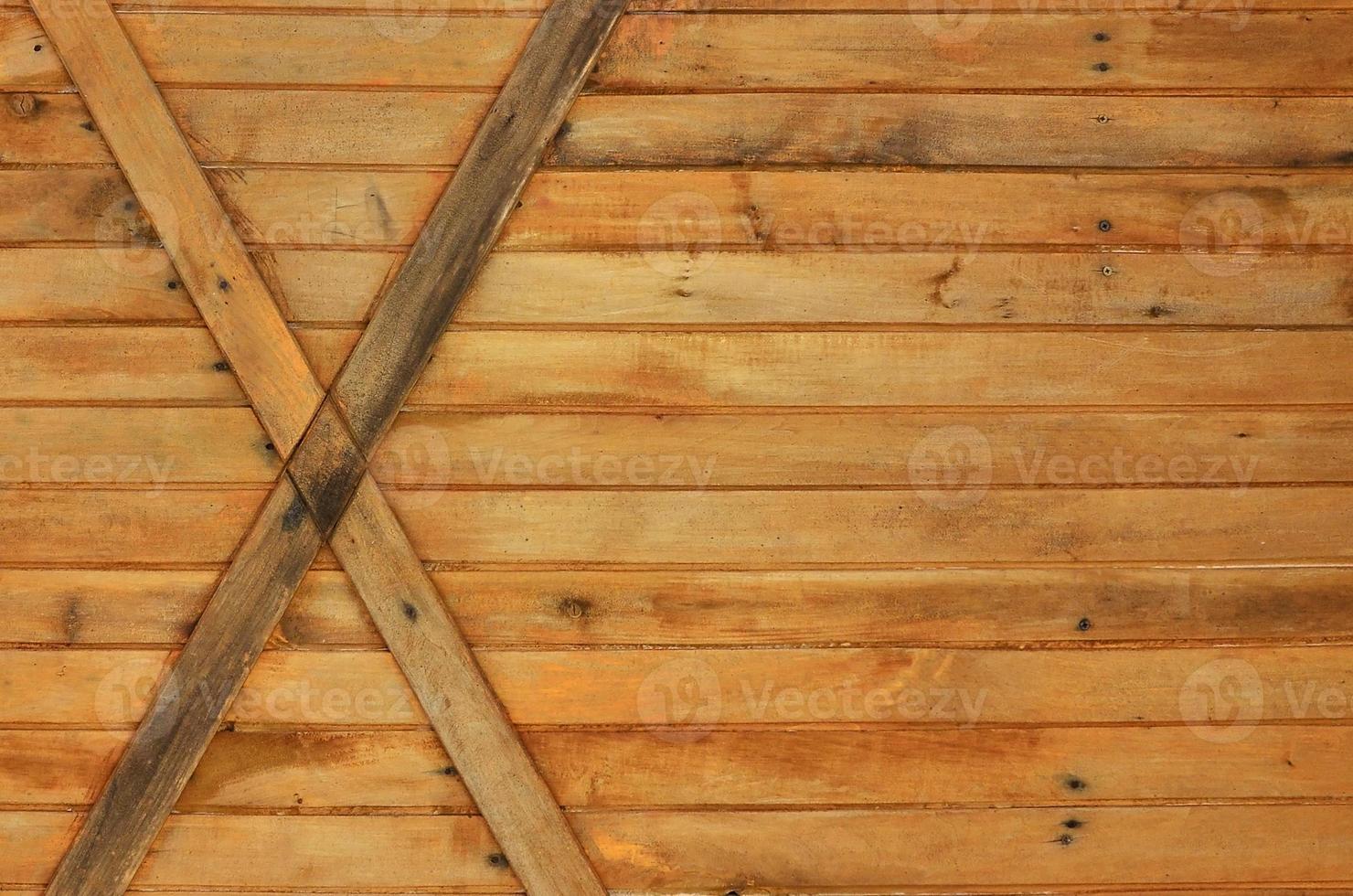 texture d'une vieille clôture de planches de bois orange horizontales avec planches transversales photo