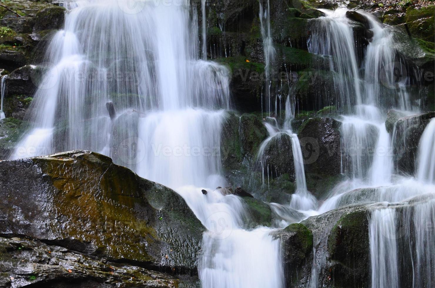 cascade shipot shipit - l'une des cascades les plus belles et les plus fluides de la transcarpatie photo