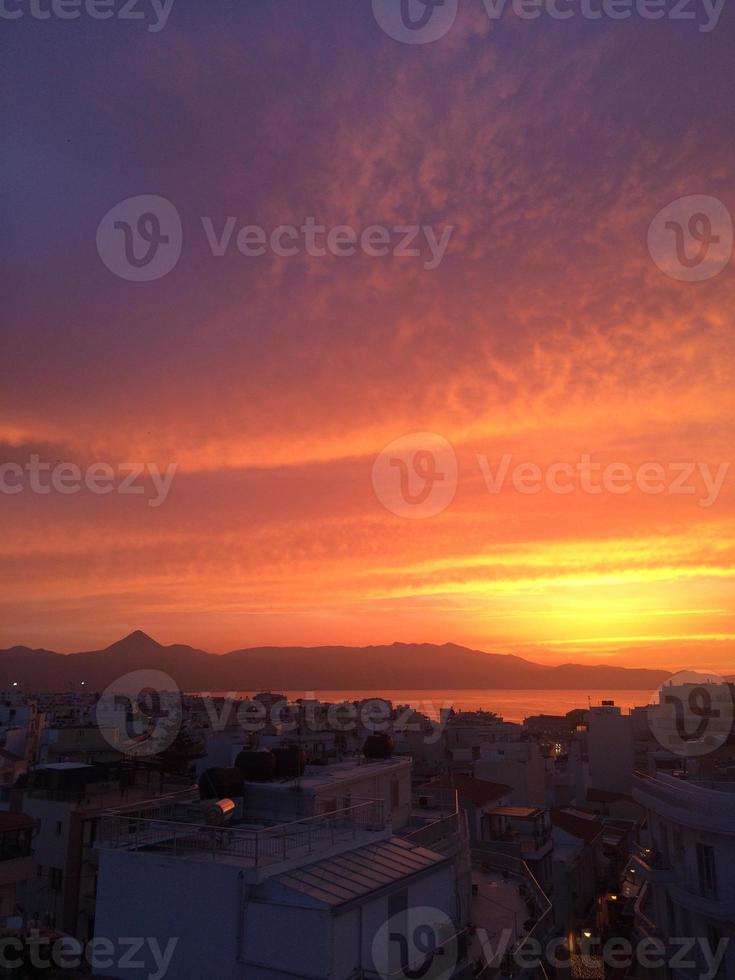 beau coucher de soleil à héraklion, crète, grèce photo