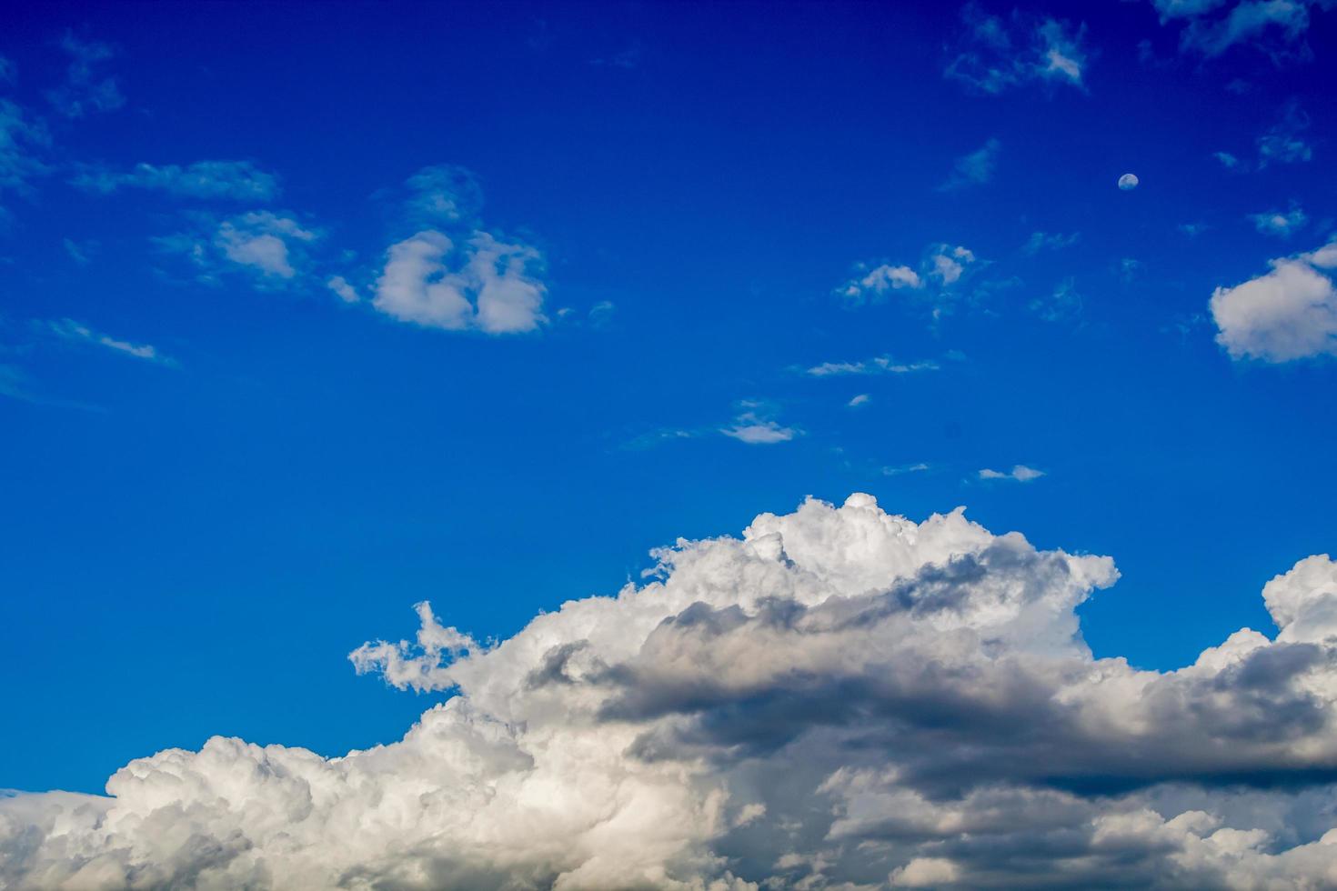le timelapse d'image de beaux nuages de pluie se déplaçant continuellement. , fond bleu ciel photo