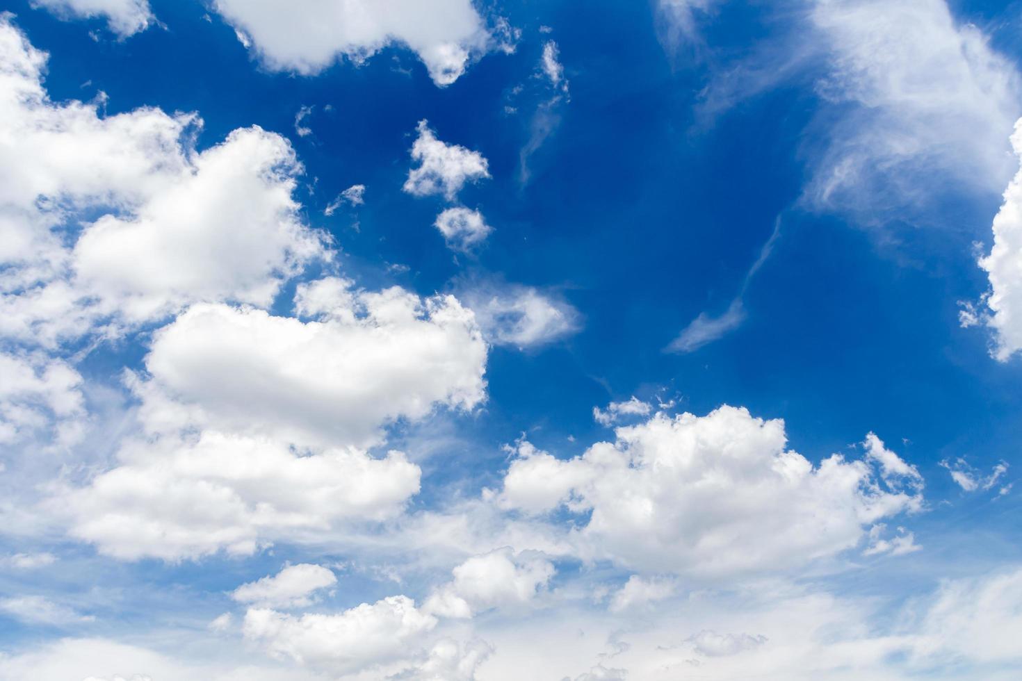 image de beaux nuages blancs en mouvement continu. , fond bleu ciel photo