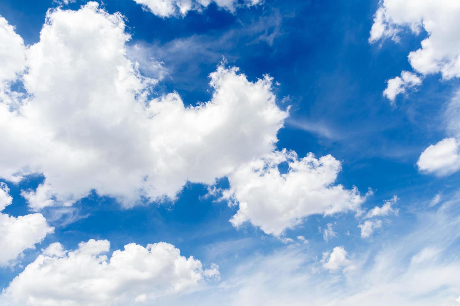 un groupe de beaux nuages blancs rassemblés en mouvement. , avec un fond de ciel bleu photo