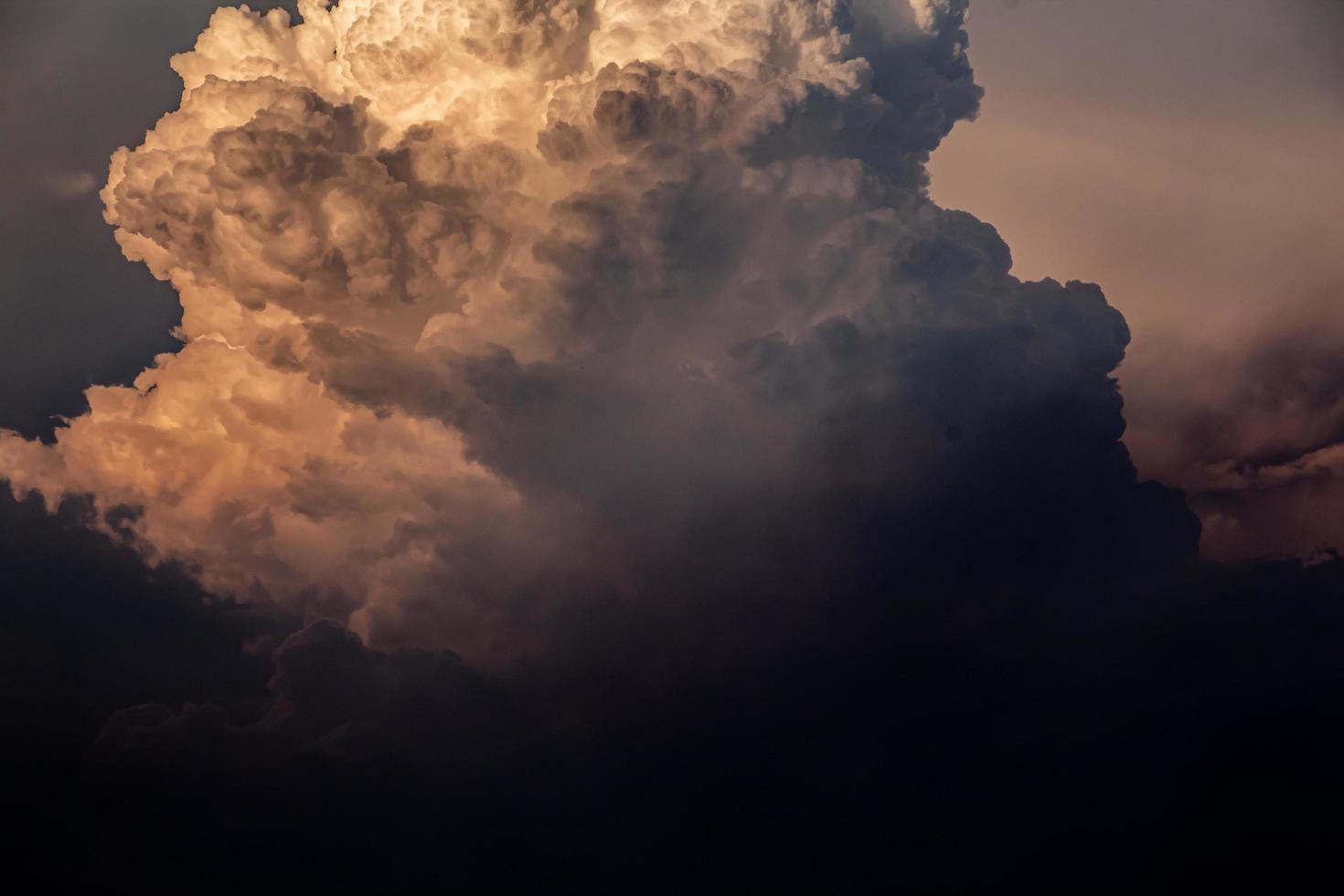 un nuage orange a formé un nuage de pluie un soir photo