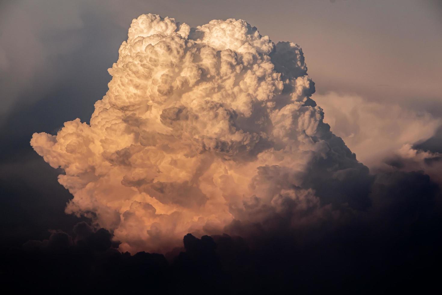 un nuage orange a formé un nuage de pluie un soir photo