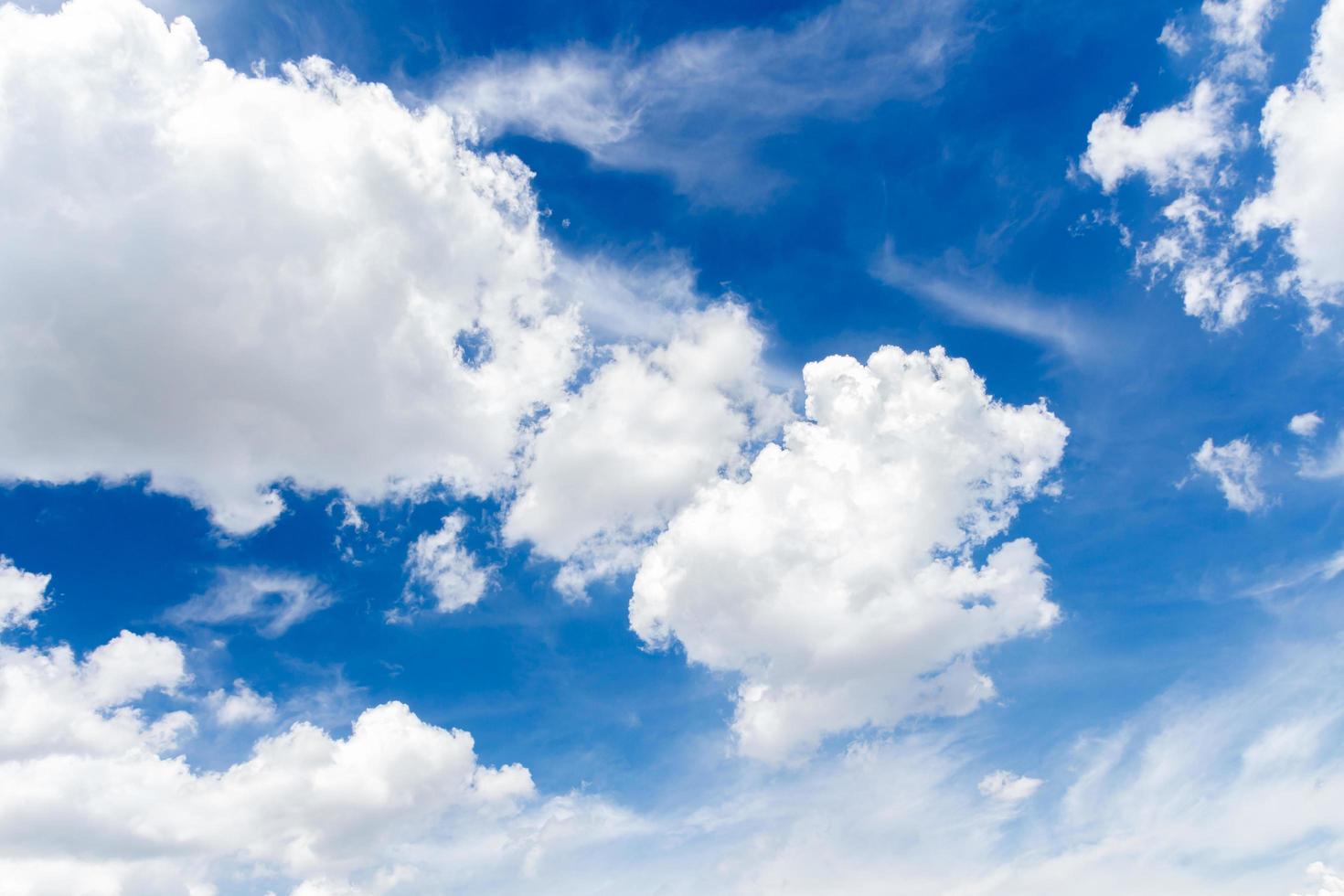 un groupe de beaux nuages blancs rassemblés en mouvement. , avec un fond de ciel bleu photo