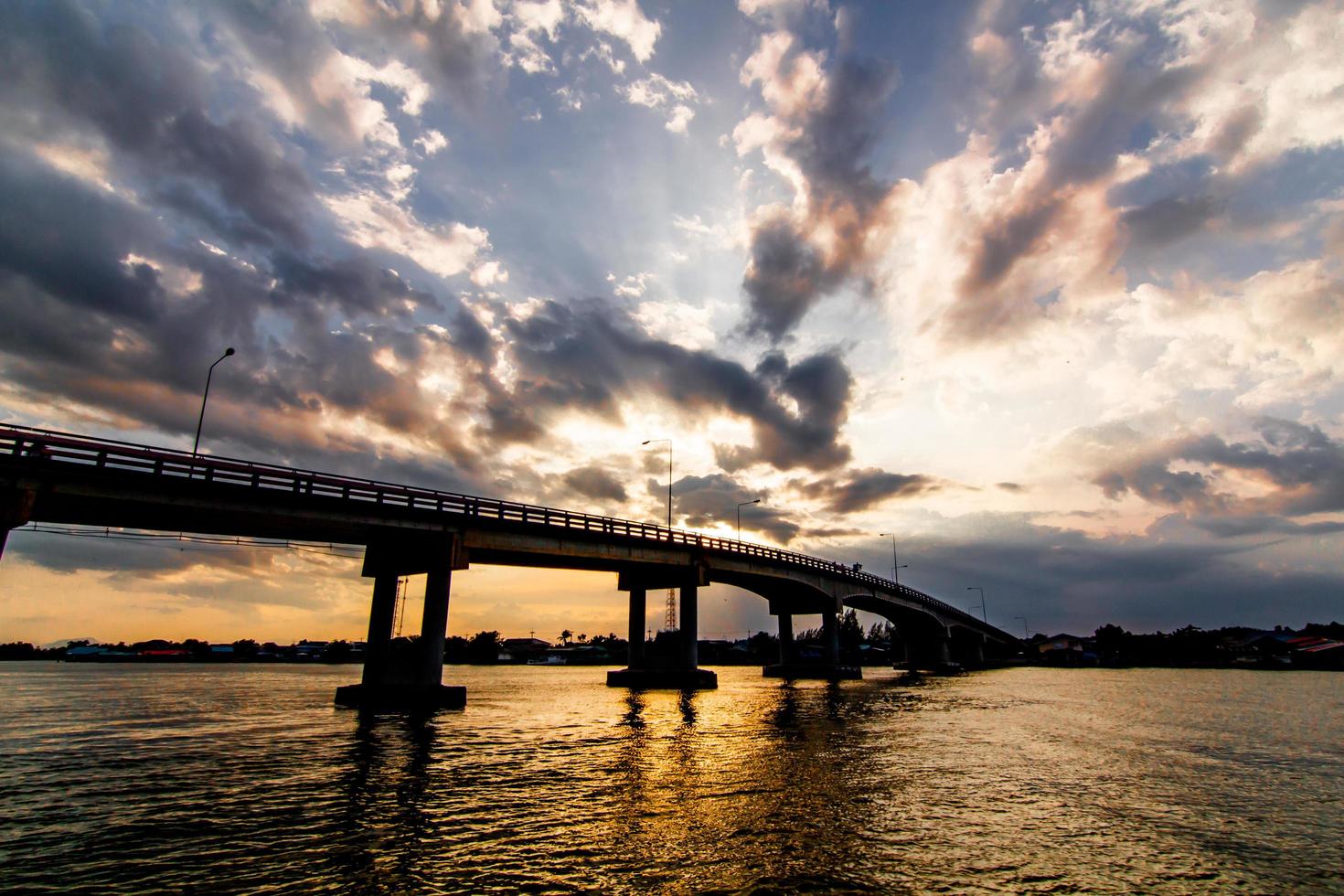 l'image de beaux nuages de pluie rassemblés en mouvement sur le pont au-dessus de la rivière photo