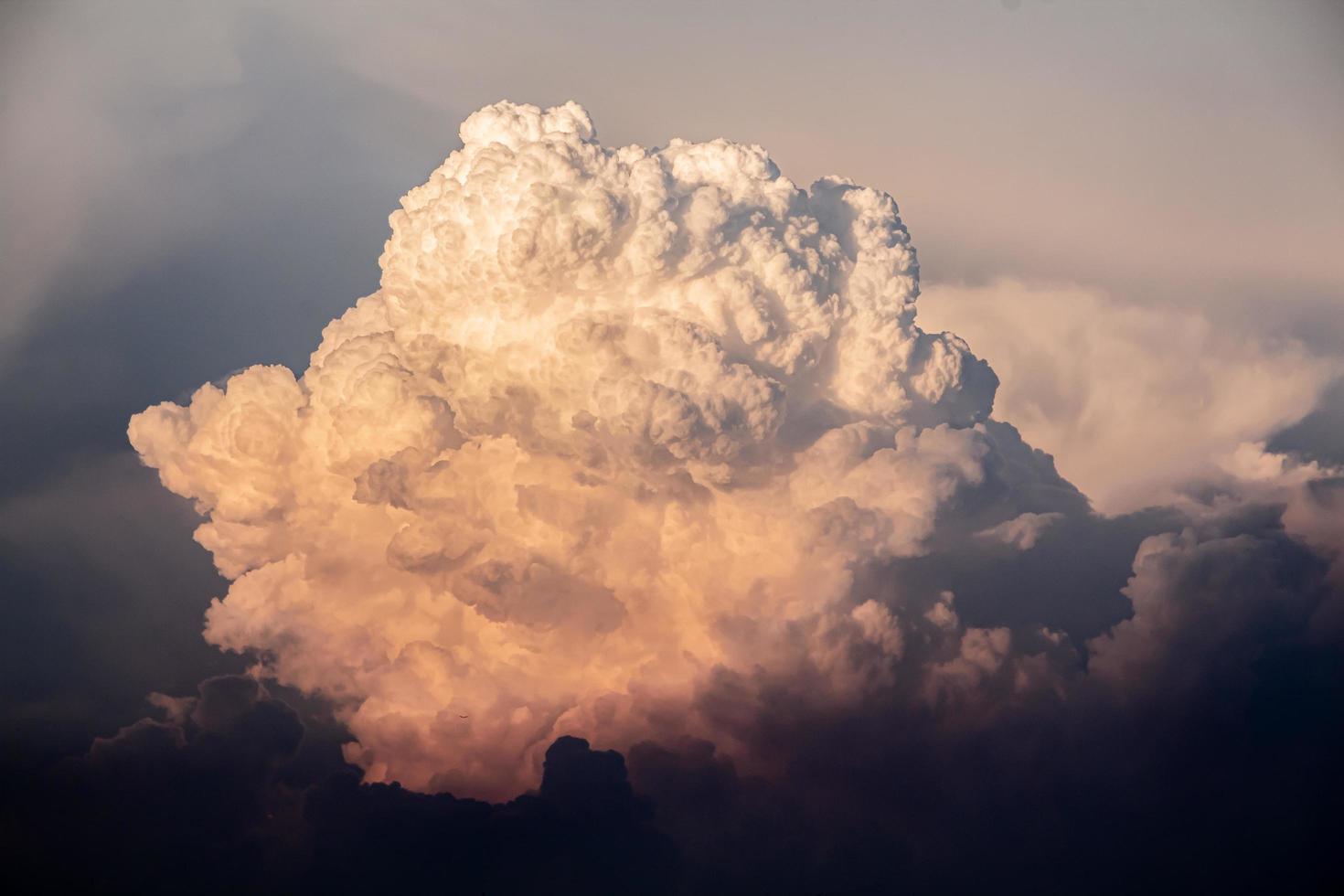 un nuage orange a formé un nuage de pluie un soir photo