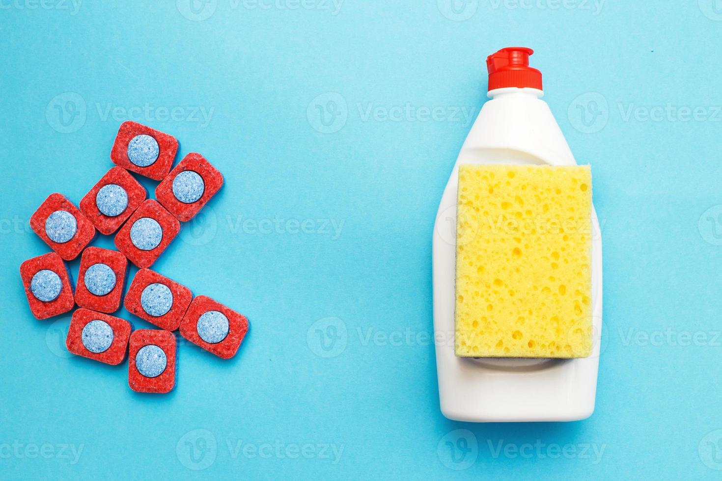 capsules pour lave-vaisselle, détergents à vaisselle, chiffon de cuisine et  éponges sur fond bleu. 13933984 Photo de stock chez Vecteezy