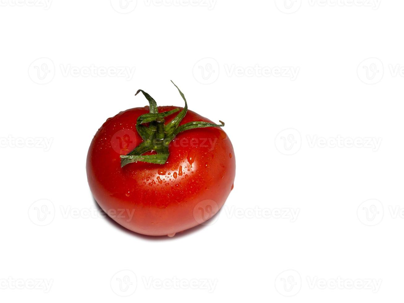 tomate de serre sur fond blanc. légume mûr. isolat de tomate. légumes en gouttes d'eau photo