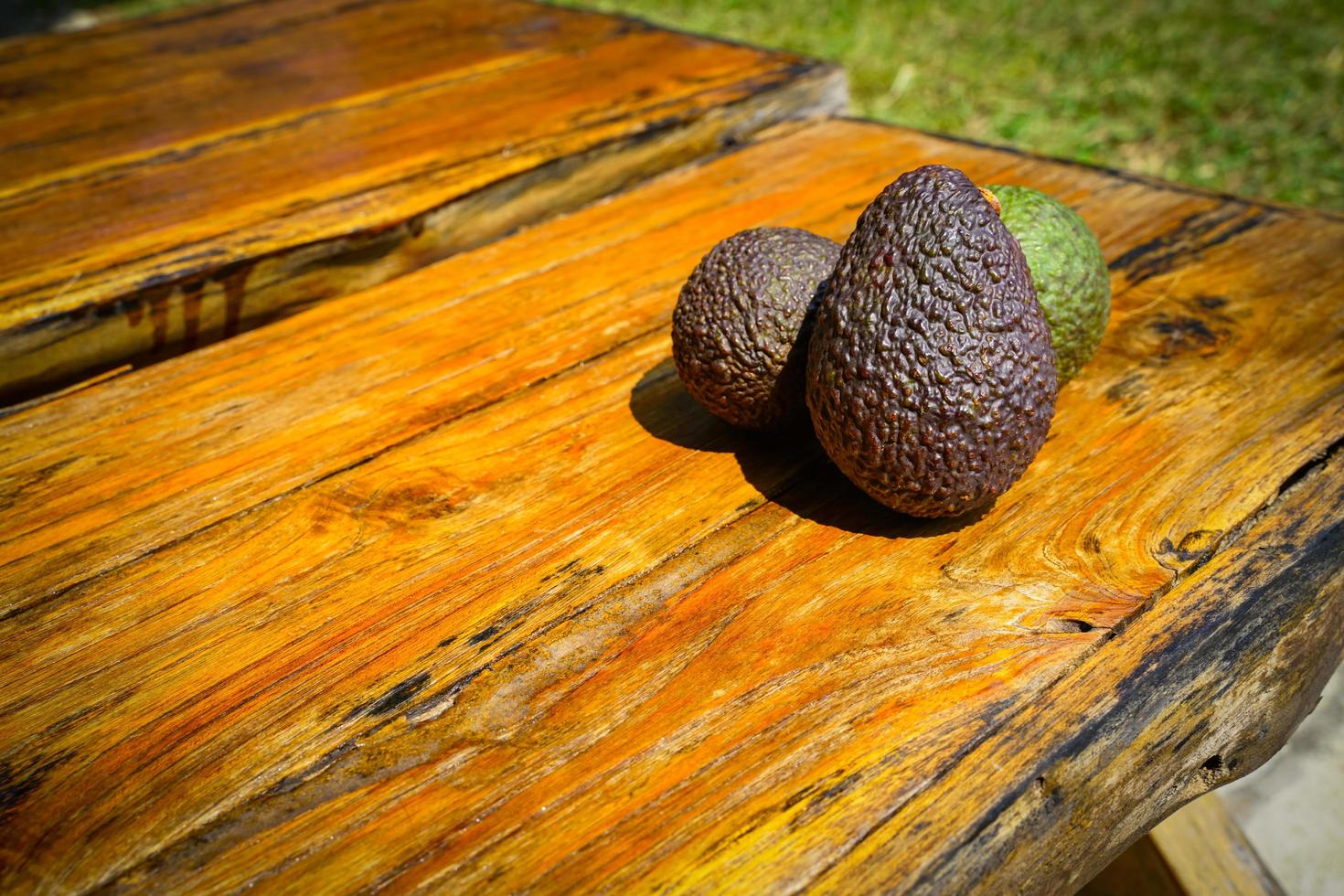 l'avocat vert frais sur une table en bois est un fruit très utile et vitaminé. photo