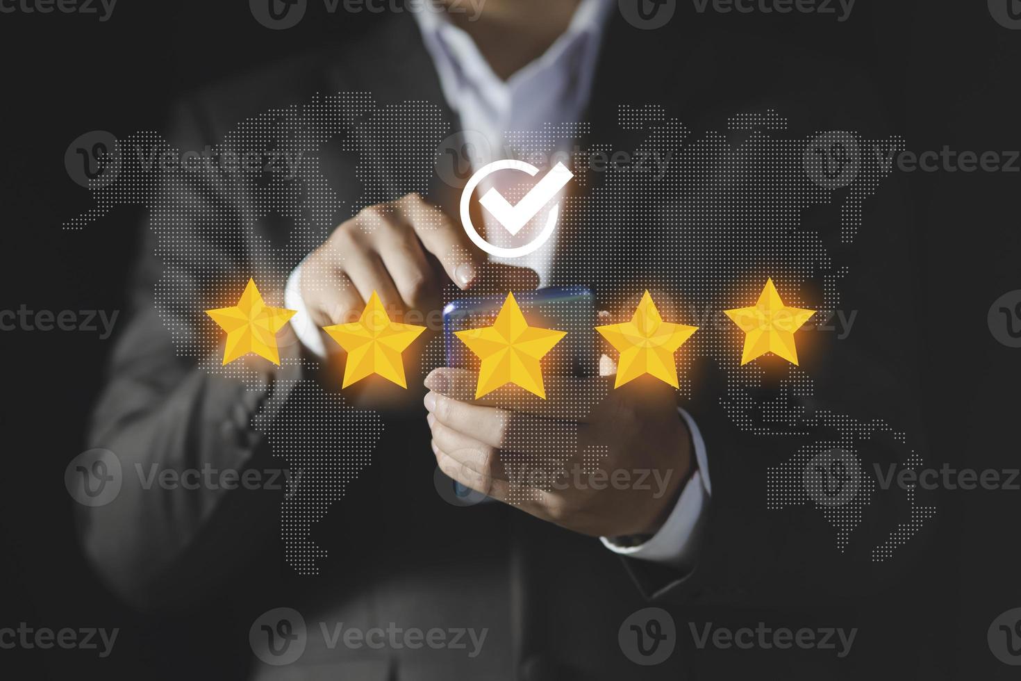 l'homme d'affaires attribue une note à l'expérience de service, au concept d'expérience utilisateur, à l'enquête de satisfaction des clients, au client qui attribue cinq étoiles au classement de l'entreprise photo