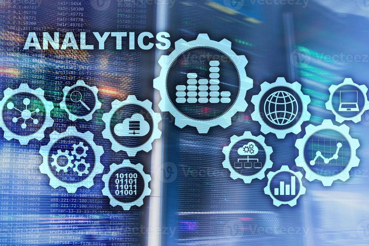 concept d'analyse technologique sur écran virtuel. données volumineuses avec des icônes graphiques sur une interface à écran numérique et un arrière-plan de salle de serveurs. photo