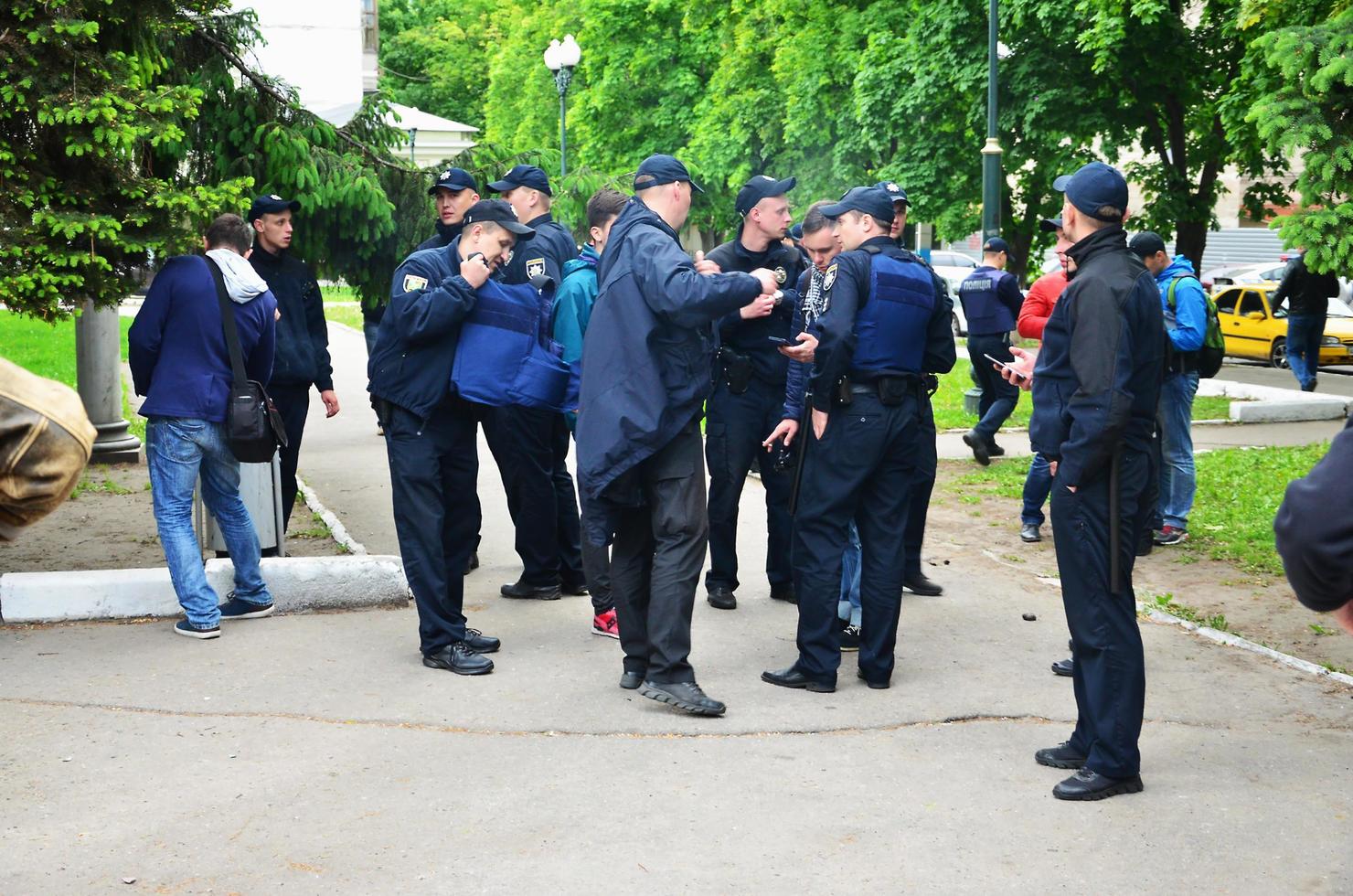 Kharkov. ukraine - 17 mai 2022 des policiers ukrainiens qui assurent la sécurité des militants lgbt et les protègent des attaques des nazis et des ultras de kharkov photo