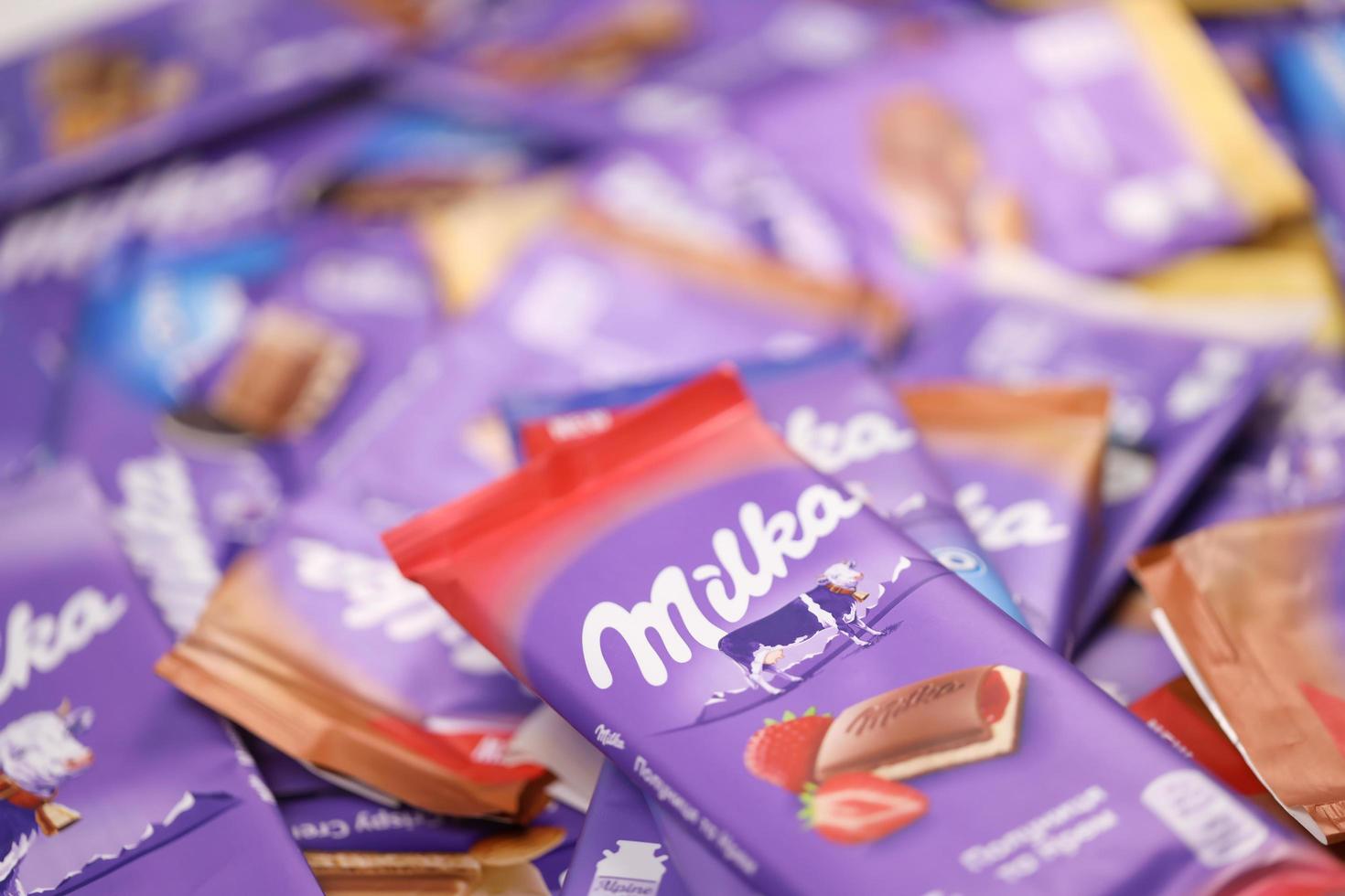 Kharkov. ukraine - 17 mai 2022 de nombreux emballages de chocolat milka violet. milka est une marque suisse de confiserie chocolatée fabriquée par la société mondelez international photo