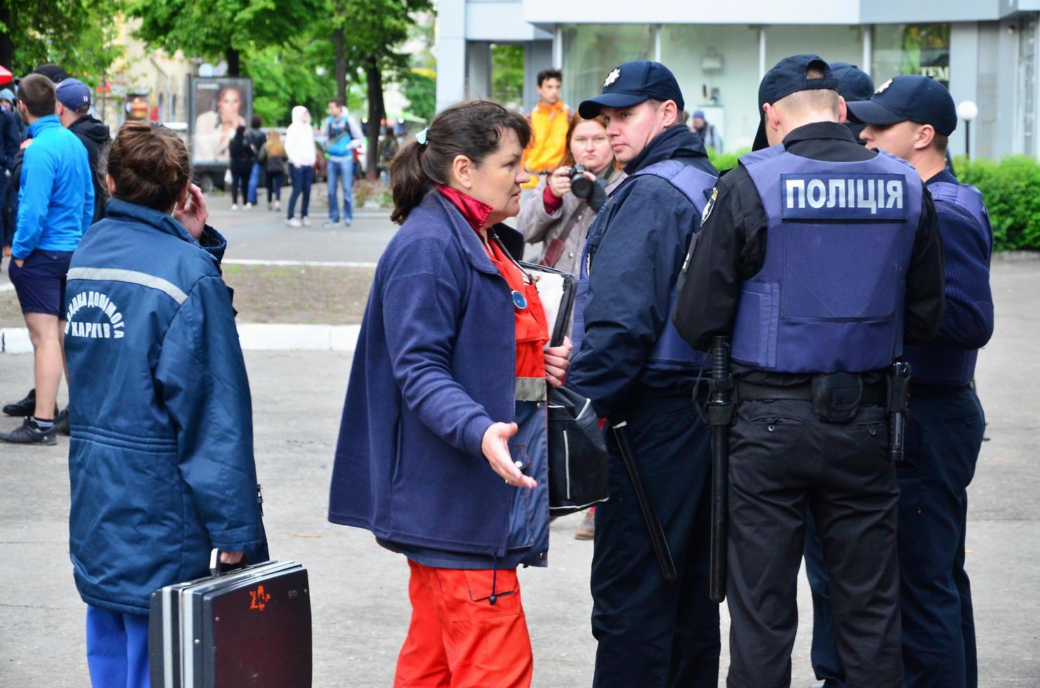 Kharkov. ukraine - 17 mai 2022 des policiers ukrainiens qui assurent la sécurité des militants lgbt et les protègent des attaques des nazis et des ultras de kharkov photo