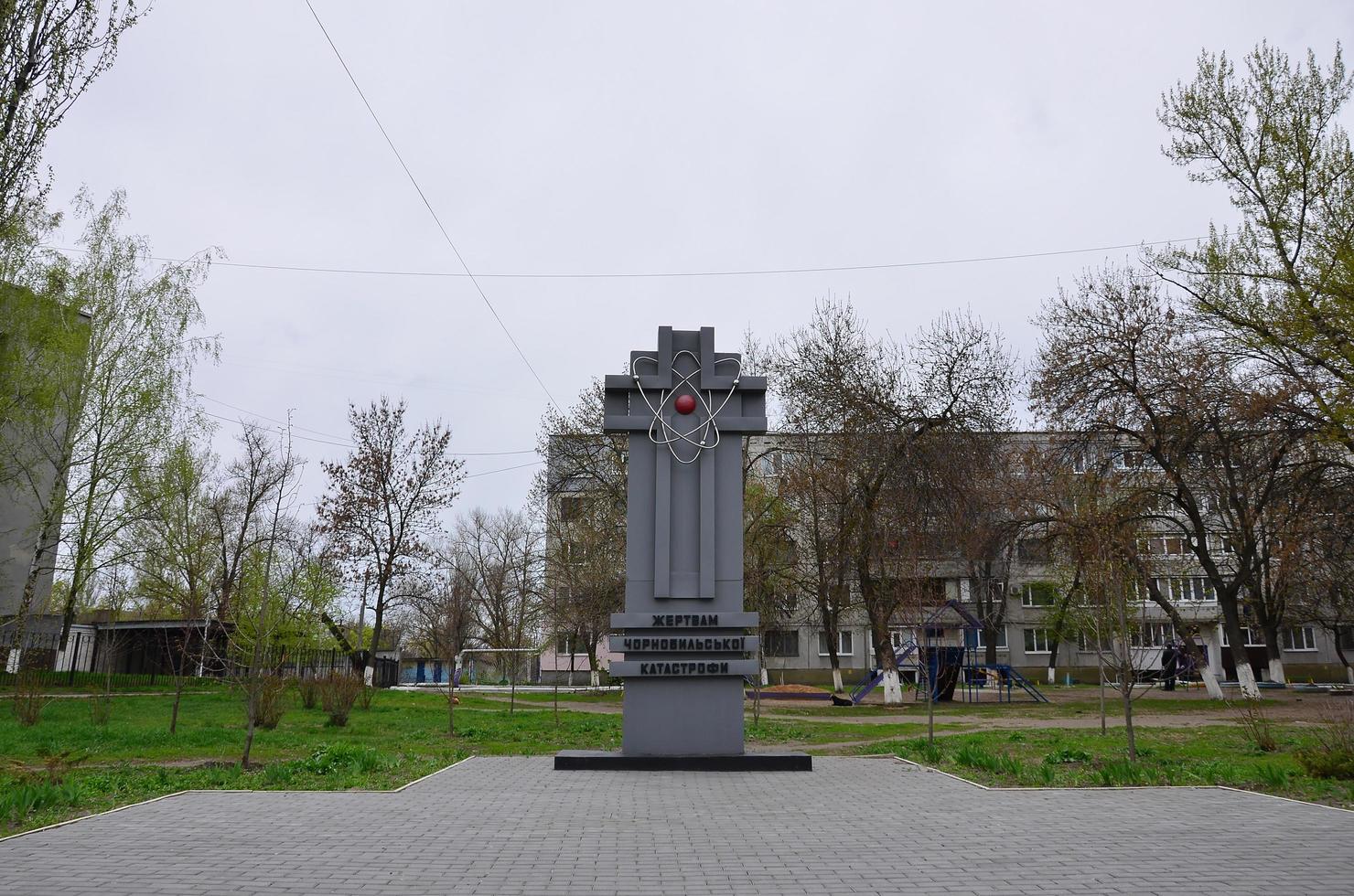 Pavlograd. ukraine - 4 mars 2022 monument aux victimes de la catastrophe de tchernobyl à pavlograd photo