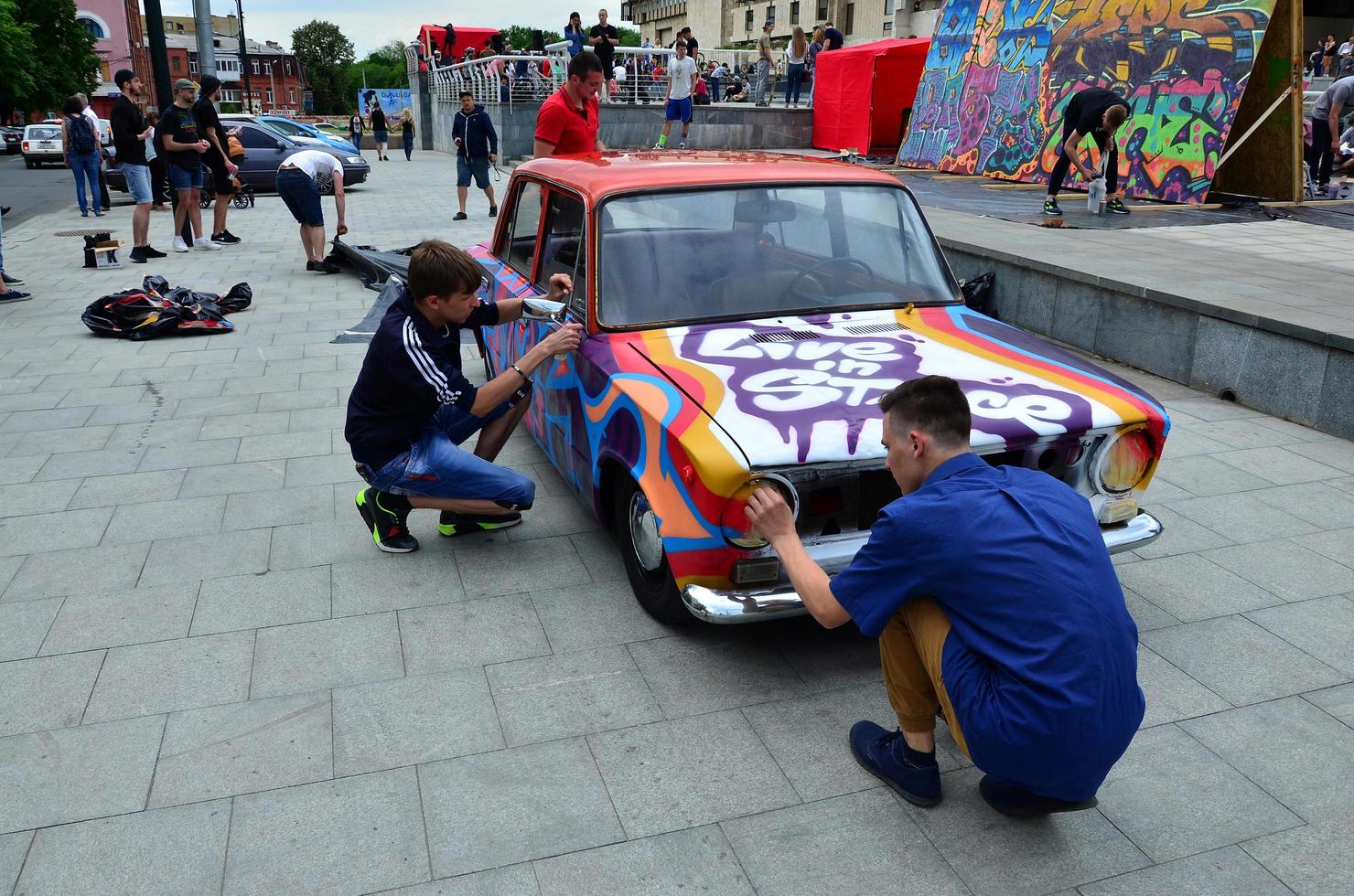 Kharkov. ukraine - 2 mai 2022 festival d'art de rue. une voiture qui a été peinte par des maîtres du street art pendant le festival. le fruit du travail de plusieurs graffeurs. aérographie originale photo