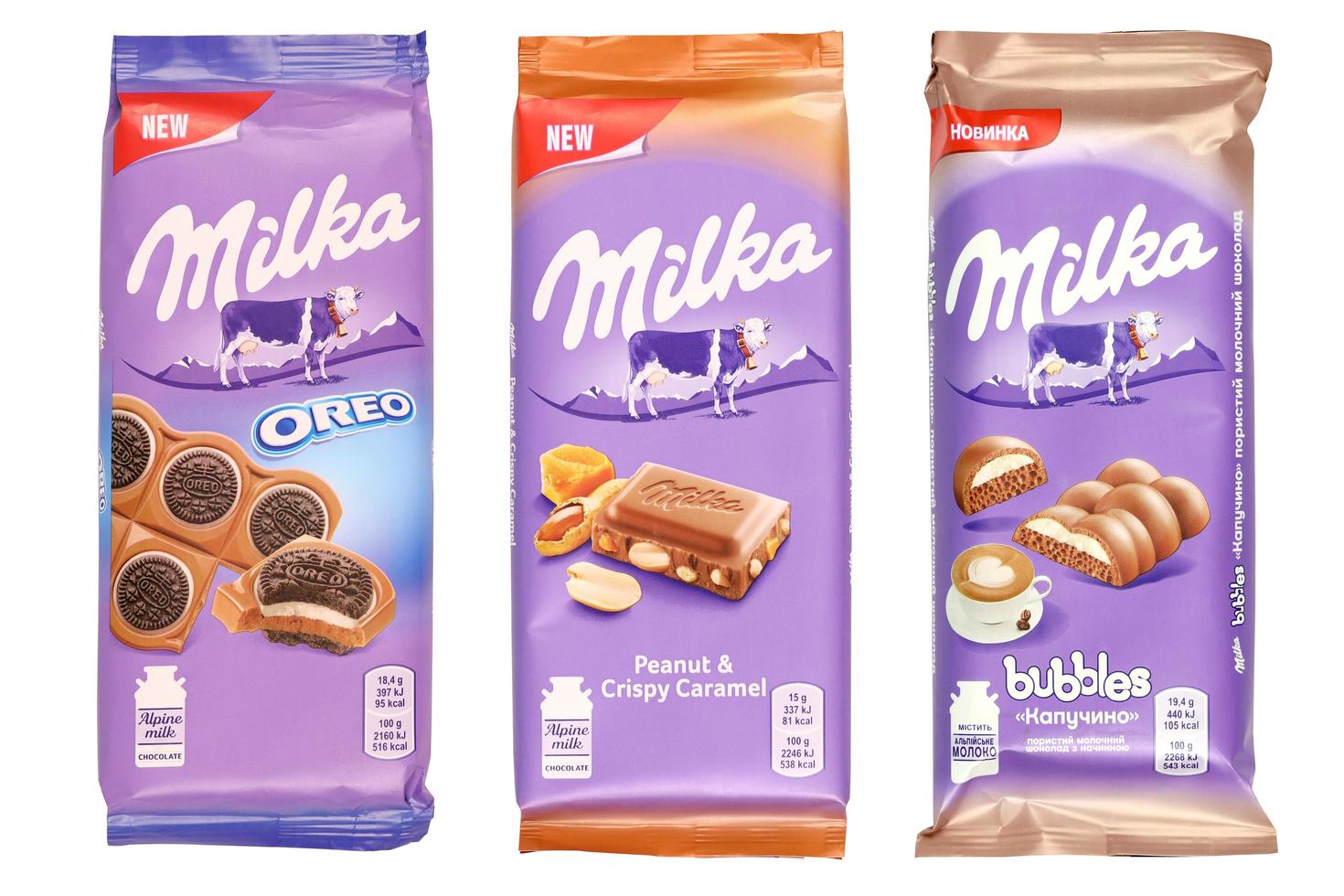 Kharkov. ukraine - 17 mai 2022 barres de chocolat milka violet sur blanc. milka est une marque suisse de confiserie chocolatée fabriquée à l'international par la société mondelez international photo