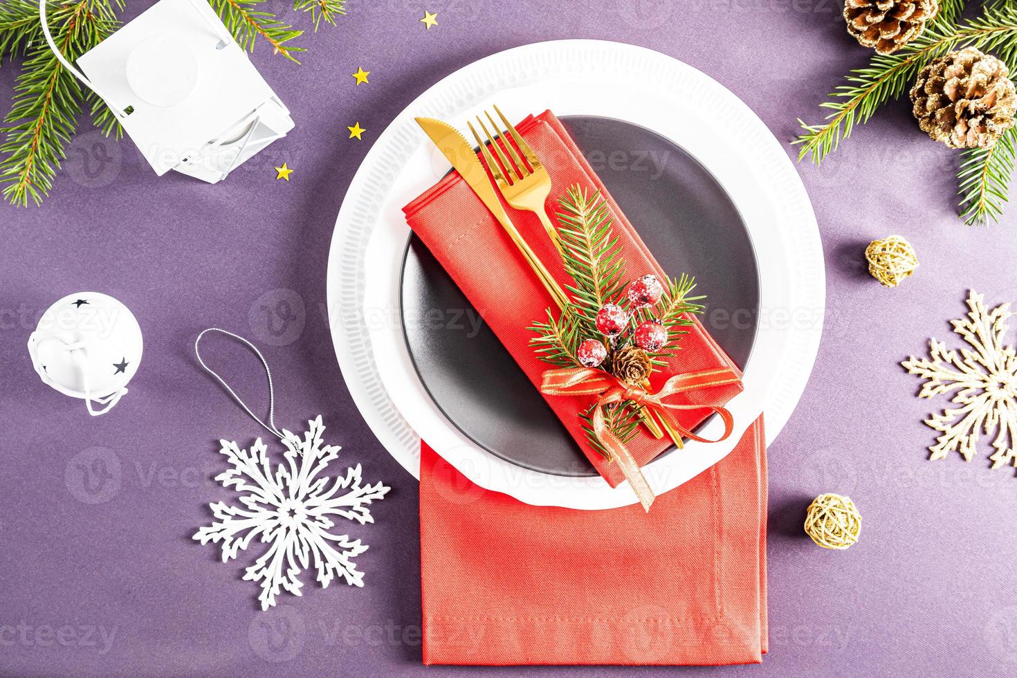 vue de dessus de la table de fête d'hiver avec service dans le style classique de la célébration du nouvel an. décorations de Noël . fond sombre. photo