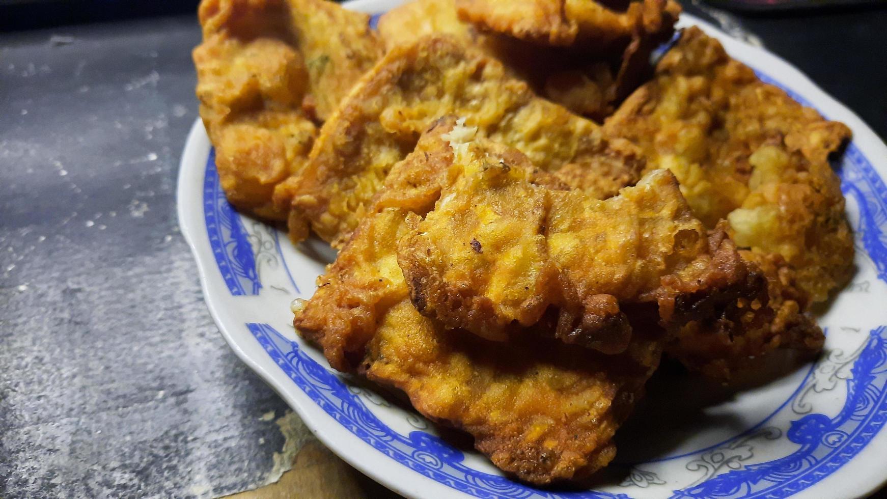 gros plan, tempeh frit fait maison sur fond noir 04 photo