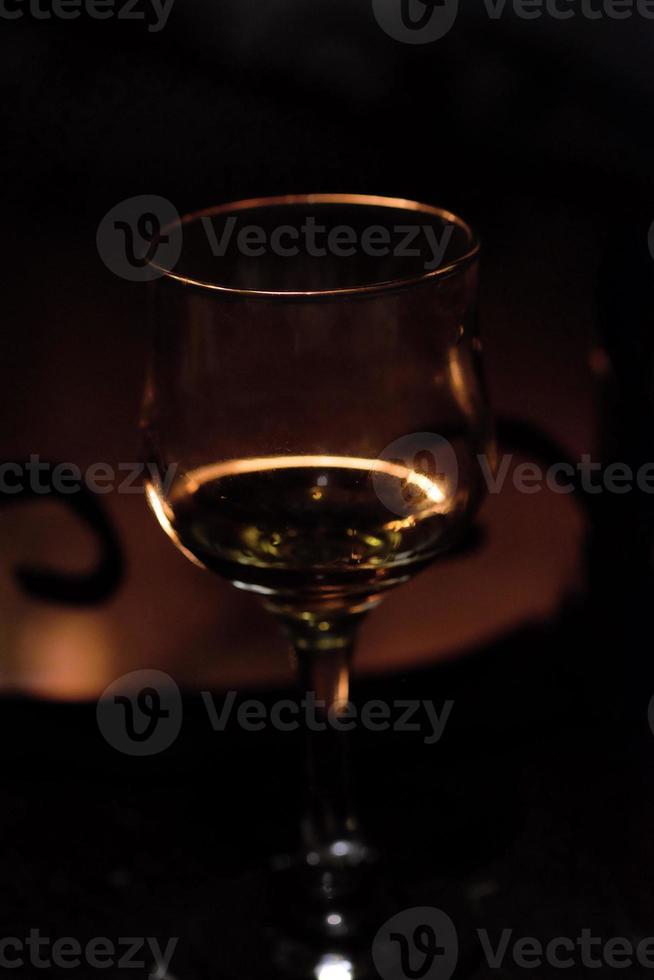 verre de vin sur fond de feu de joie dans la cheminée photo