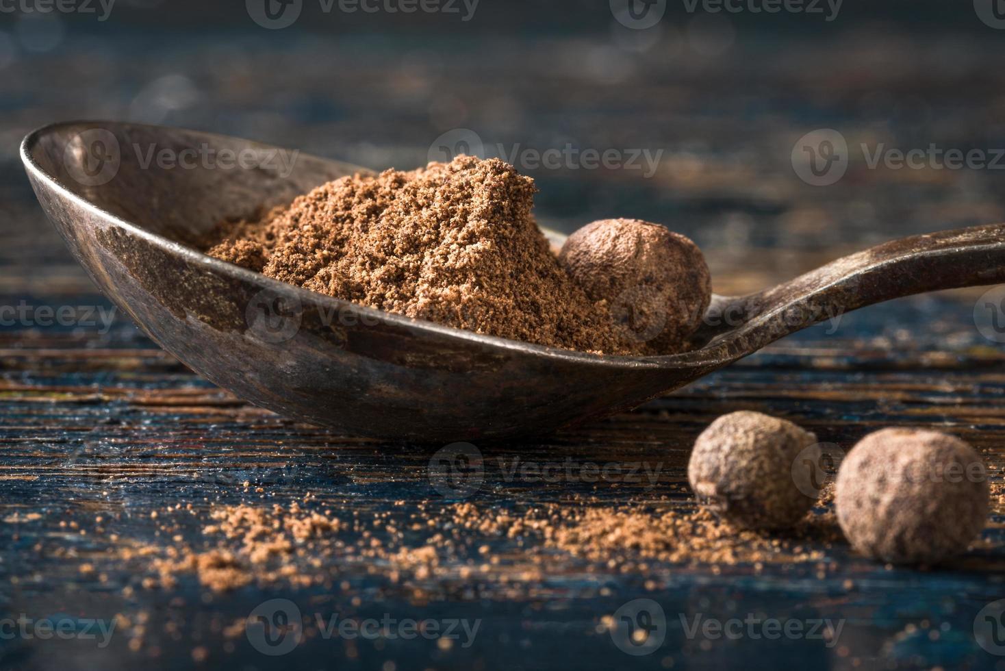 piment de la Jamaïque moulu sur une cuillère photo