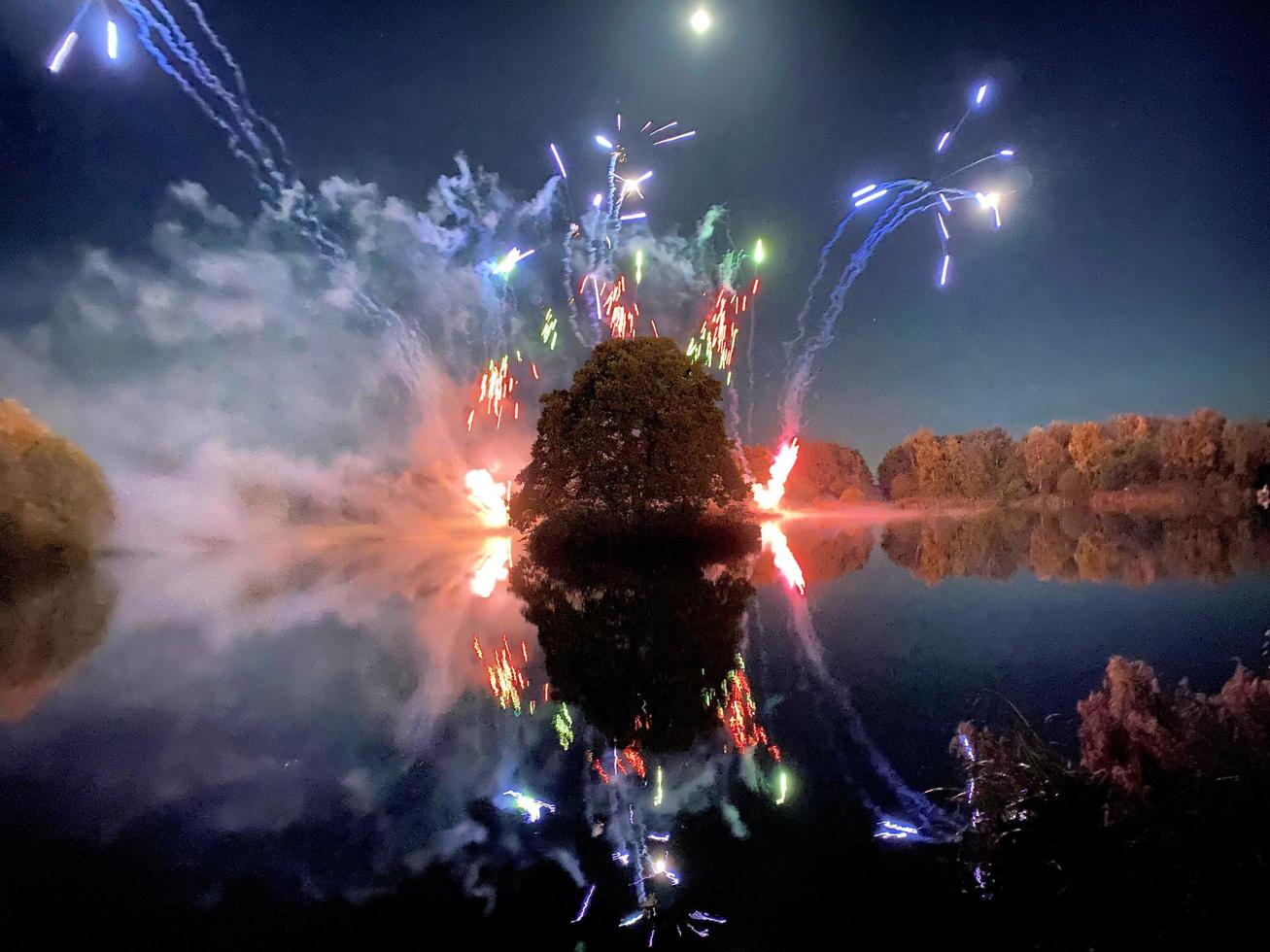 Vue d'un feu d'artifice au lac Alderford à Whitchurch photo