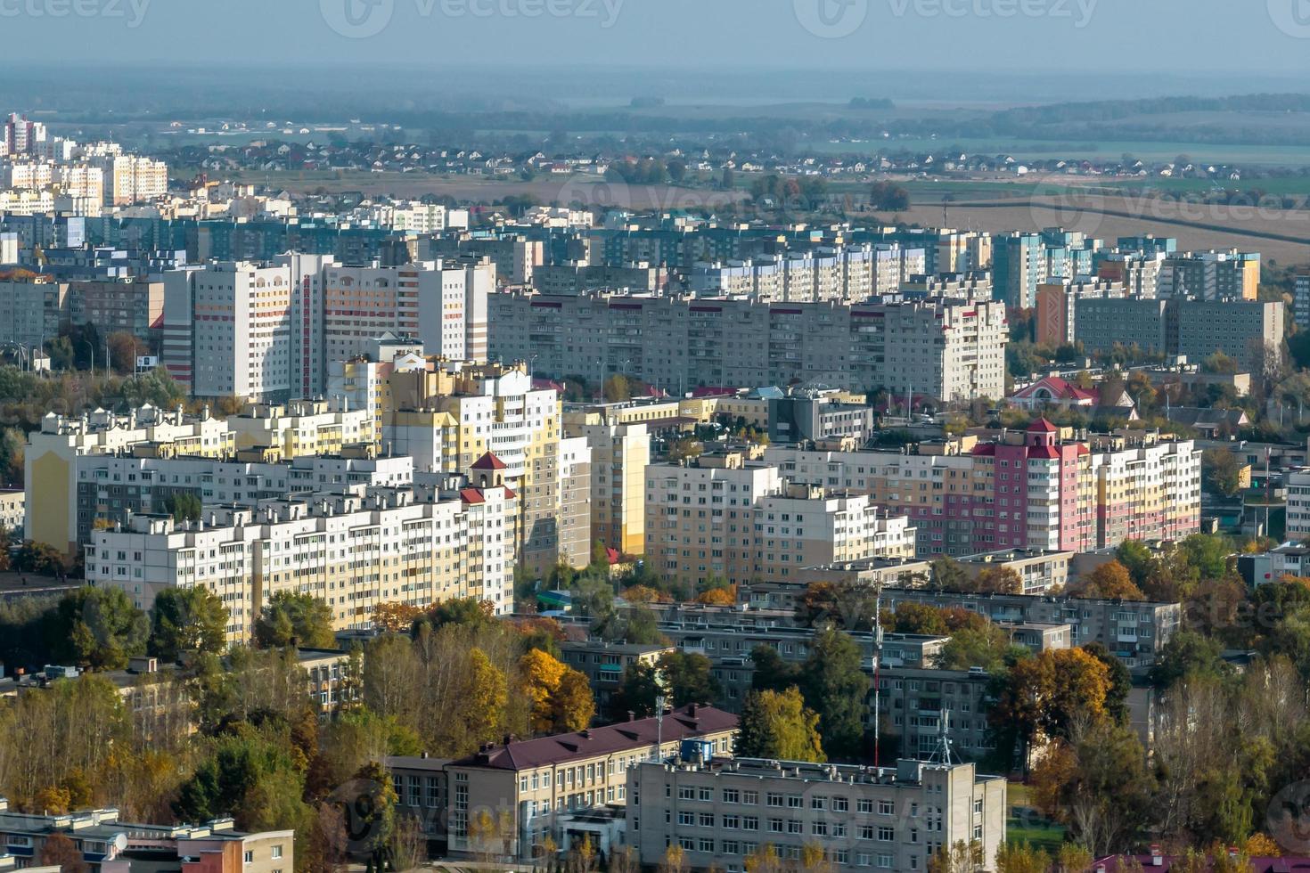 vue panoramique aérienne depuis la hauteur d'un complexe résidentiel à plusieurs étages et développement urbain en automne photo